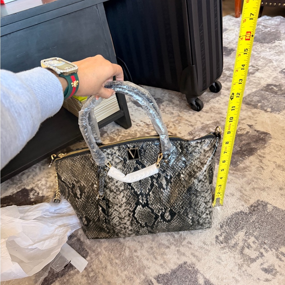 Brand new ⚠️ Victoria's Secret Gray Snake-Print Tote with Gold Hardware - Picture 6 of 8